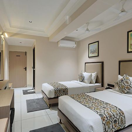 Hotel Royal Town 阿穆达巴 外观 照片