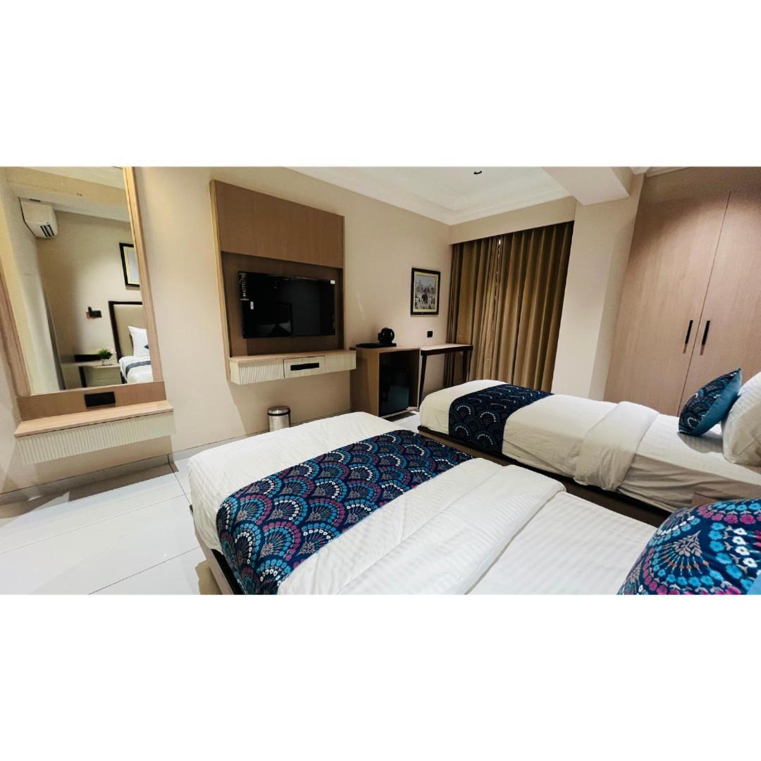 Hotel Royal Town 阿穆达巴 外观 照片