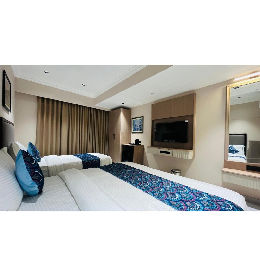 Hotel Royal Town 阿穆达巴 外观 照片