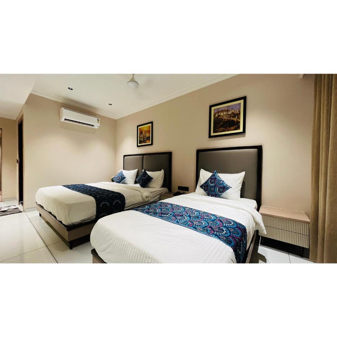 Hotel Royal Town 阿穆达巴 外观 照片