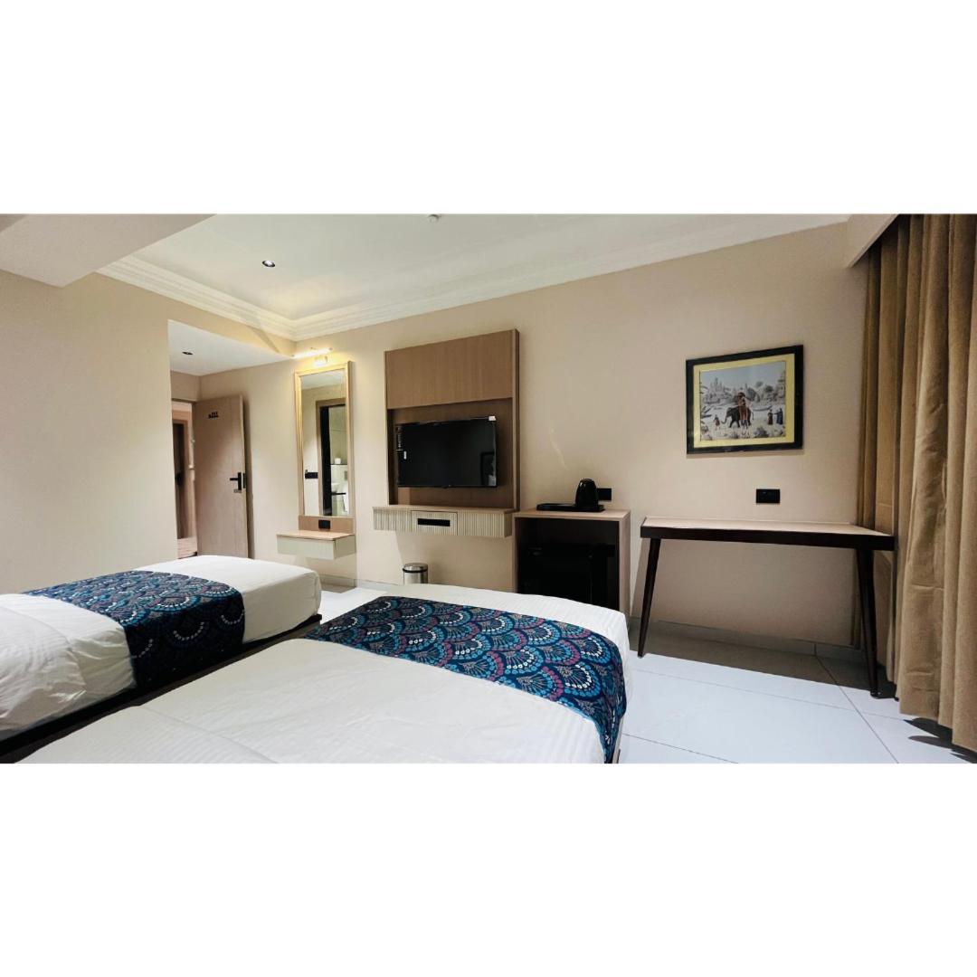 Hotel Royal Town 阿穆达巴 外观 照片