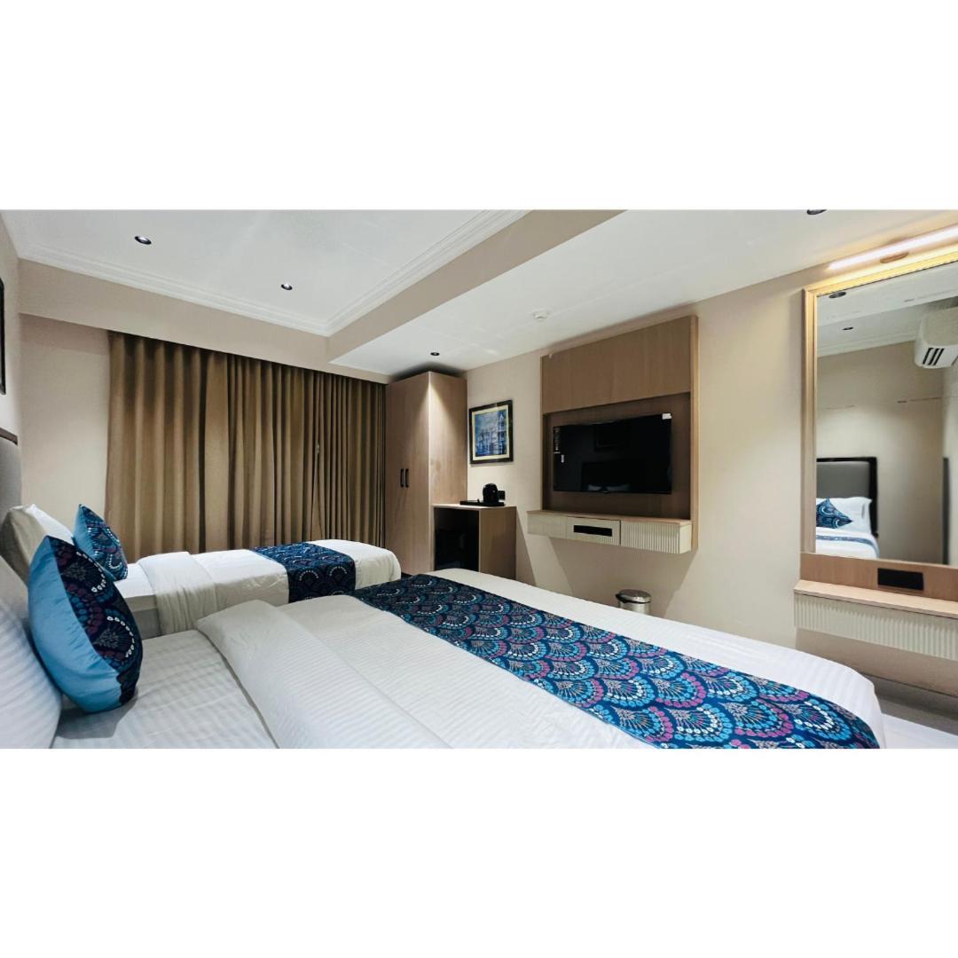 Hotel Royal Town 阿穆达巴 外观 照片