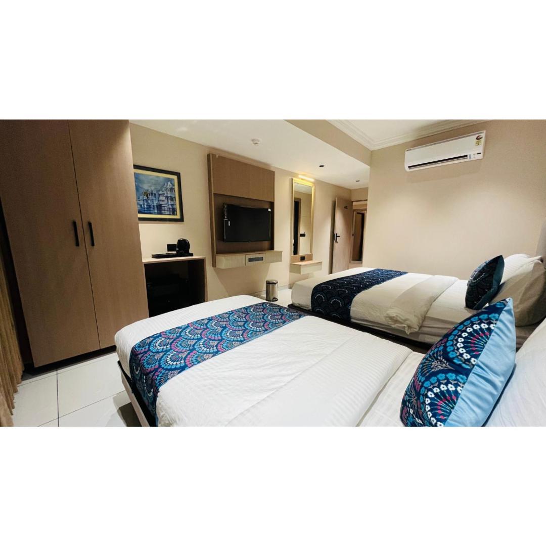 Hotel Royal Town 阿穆达巴 外观 照片
