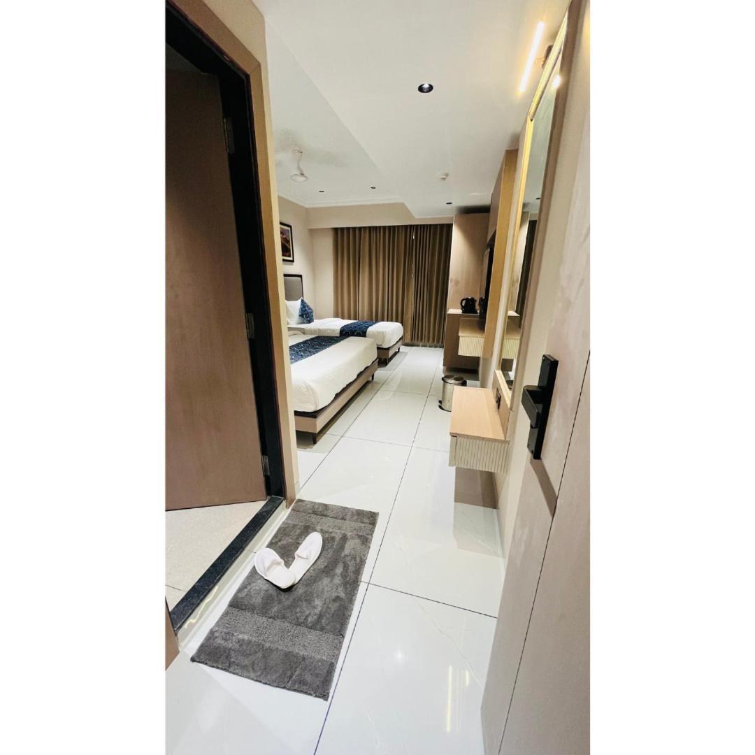 Hotel Royal Town 阿穆达巴 外观 照片