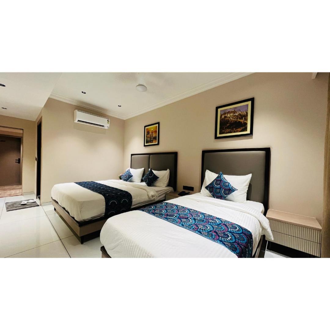 Hotel Royal Town 阿穆达巴 外观 照片