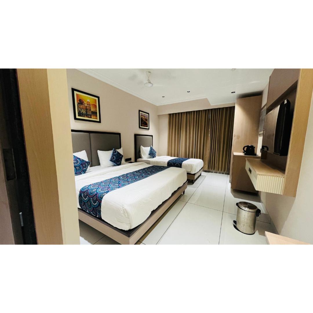 Hotel Royal Town 阿穆达巴 外观 照片