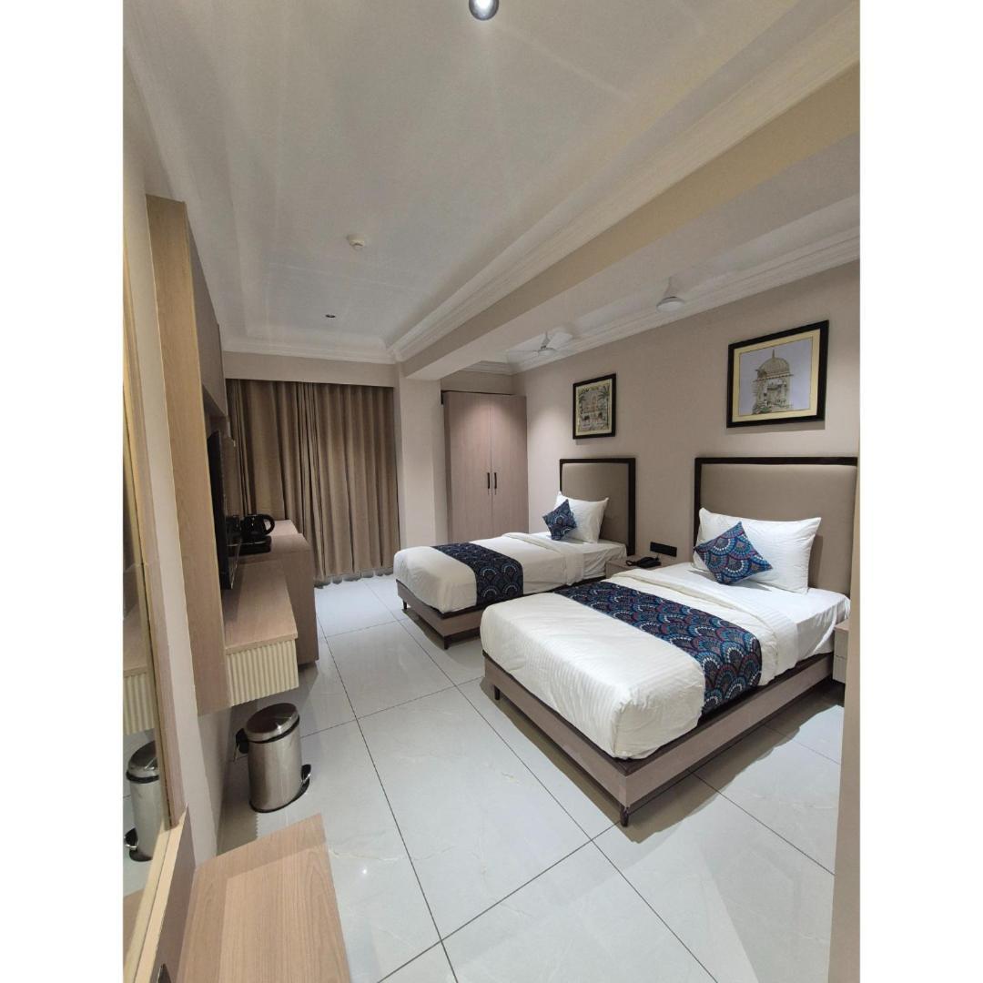 Hotel Royal Town 阿穆达巴 外观 照片