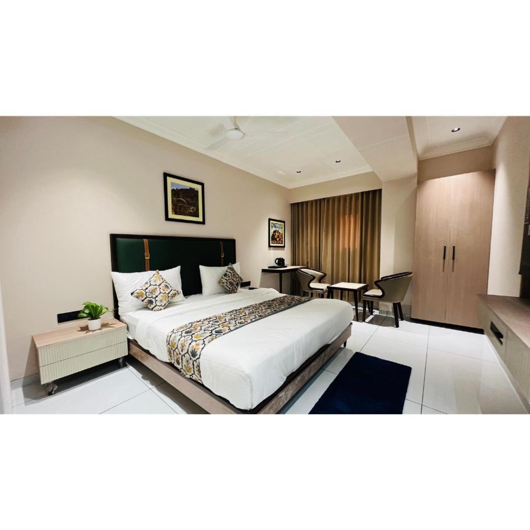 Hotel Royal Town 阿穆达巴 外观 照片