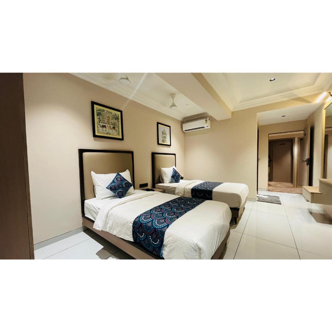 Hotel Royal Town 阿穆达巴 外观 照片