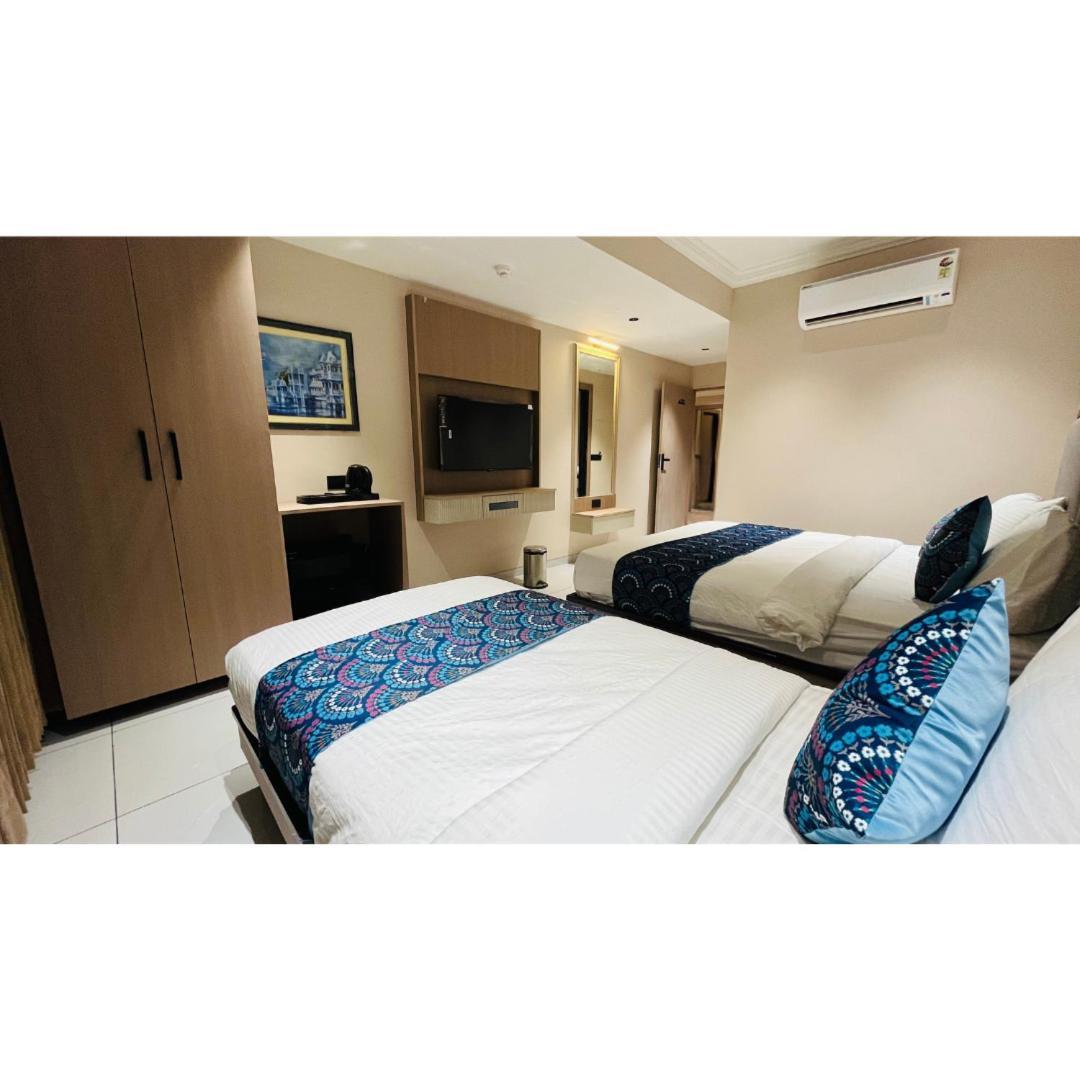 Hotel Royal Town 阿穆达巴 外观 照片