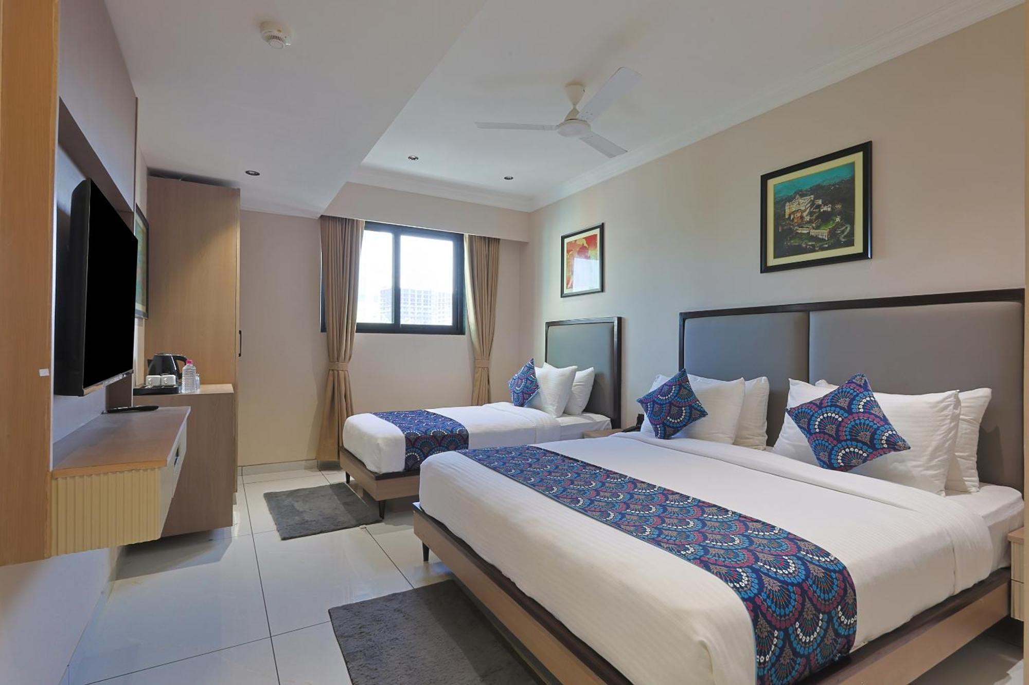 Hotel Royal Town 阿穆达巴 外观 照片