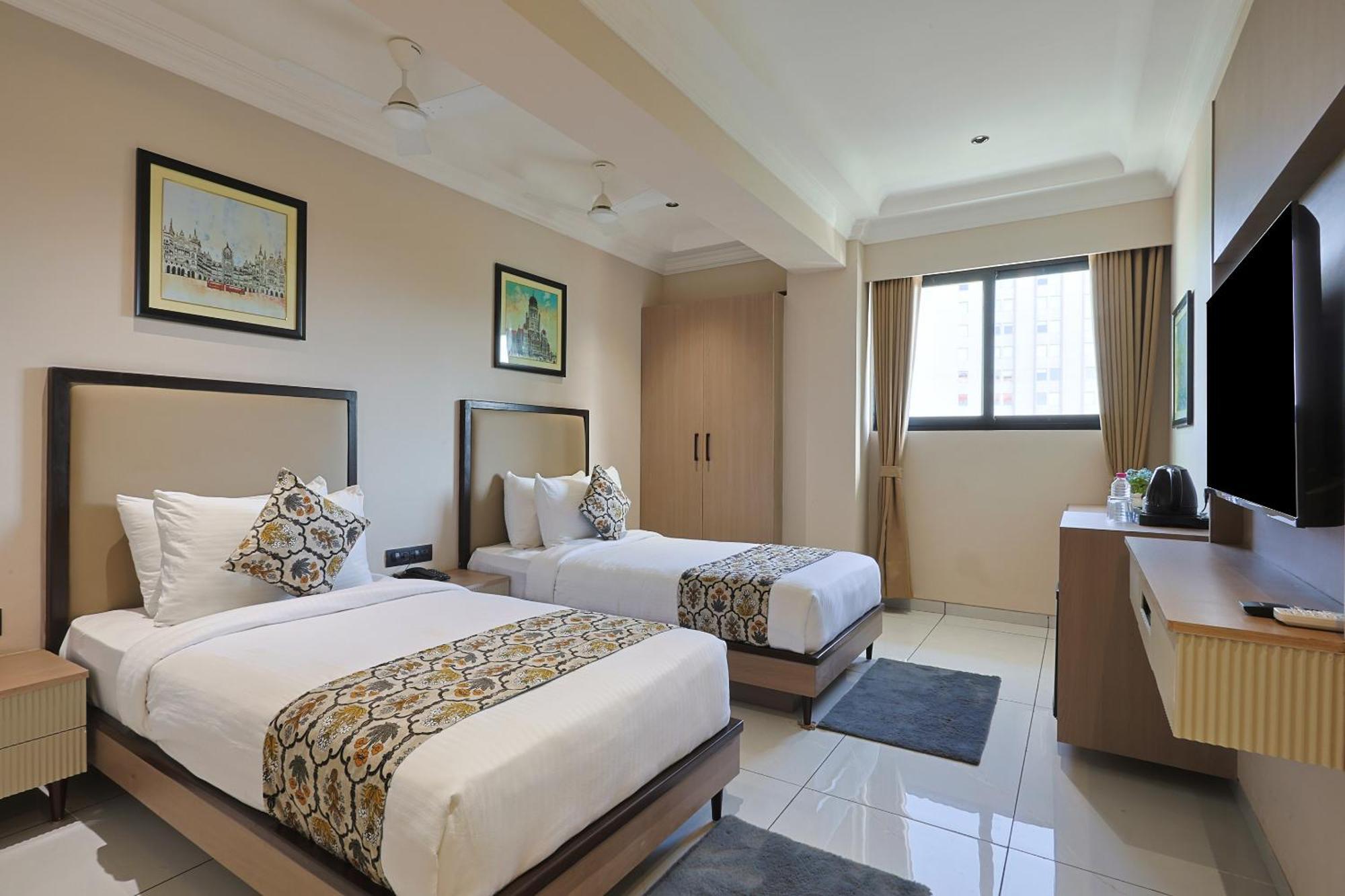 Hotel Royal Town 阿穆达巴 外观 照片