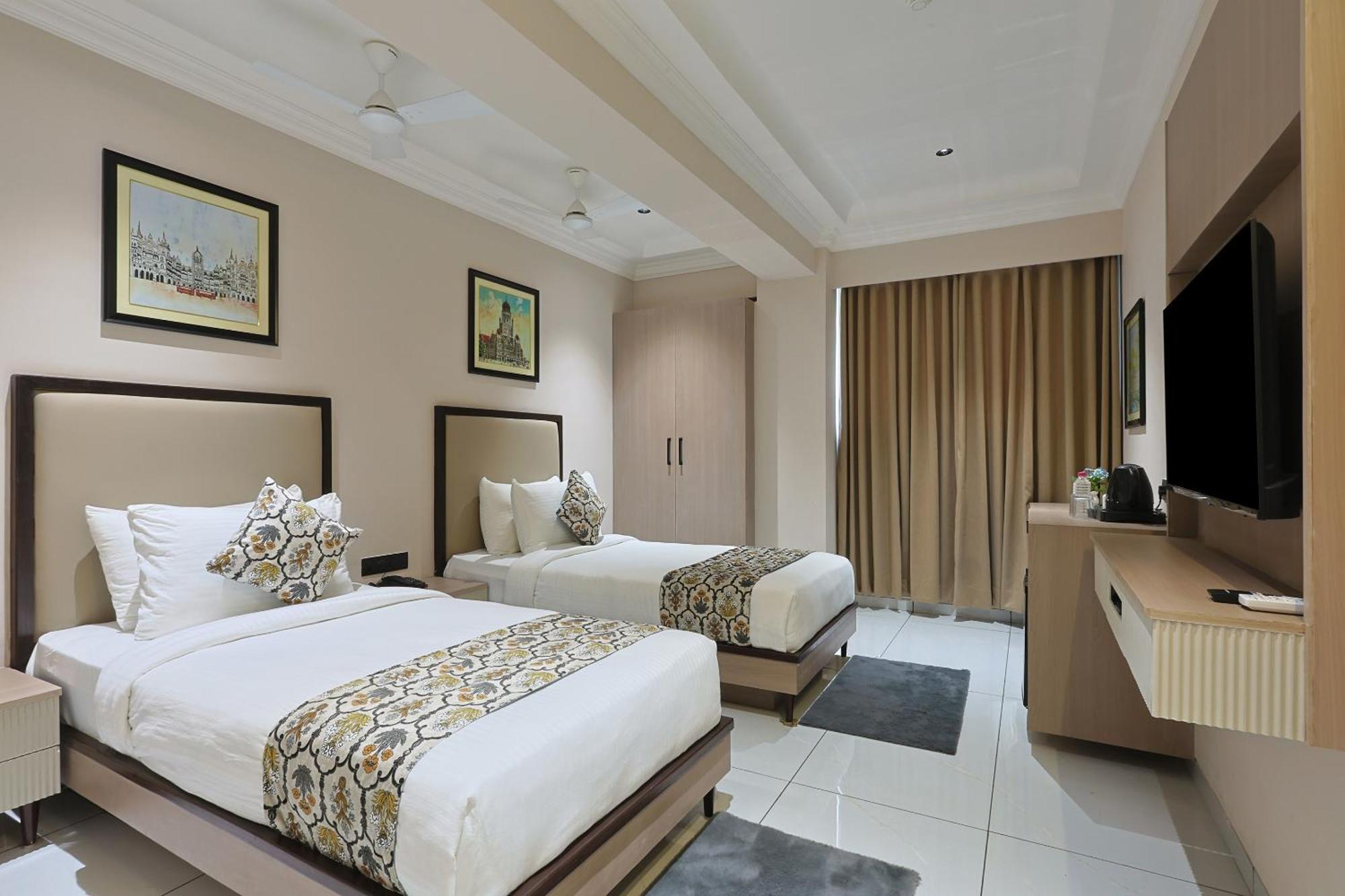 Hotel Royal Town 阿穆达巴 外观 照片