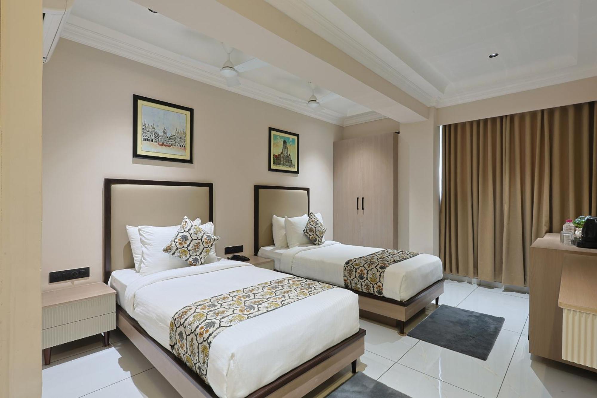 Hotel Royal Town 阿穆达巴 外观 照片