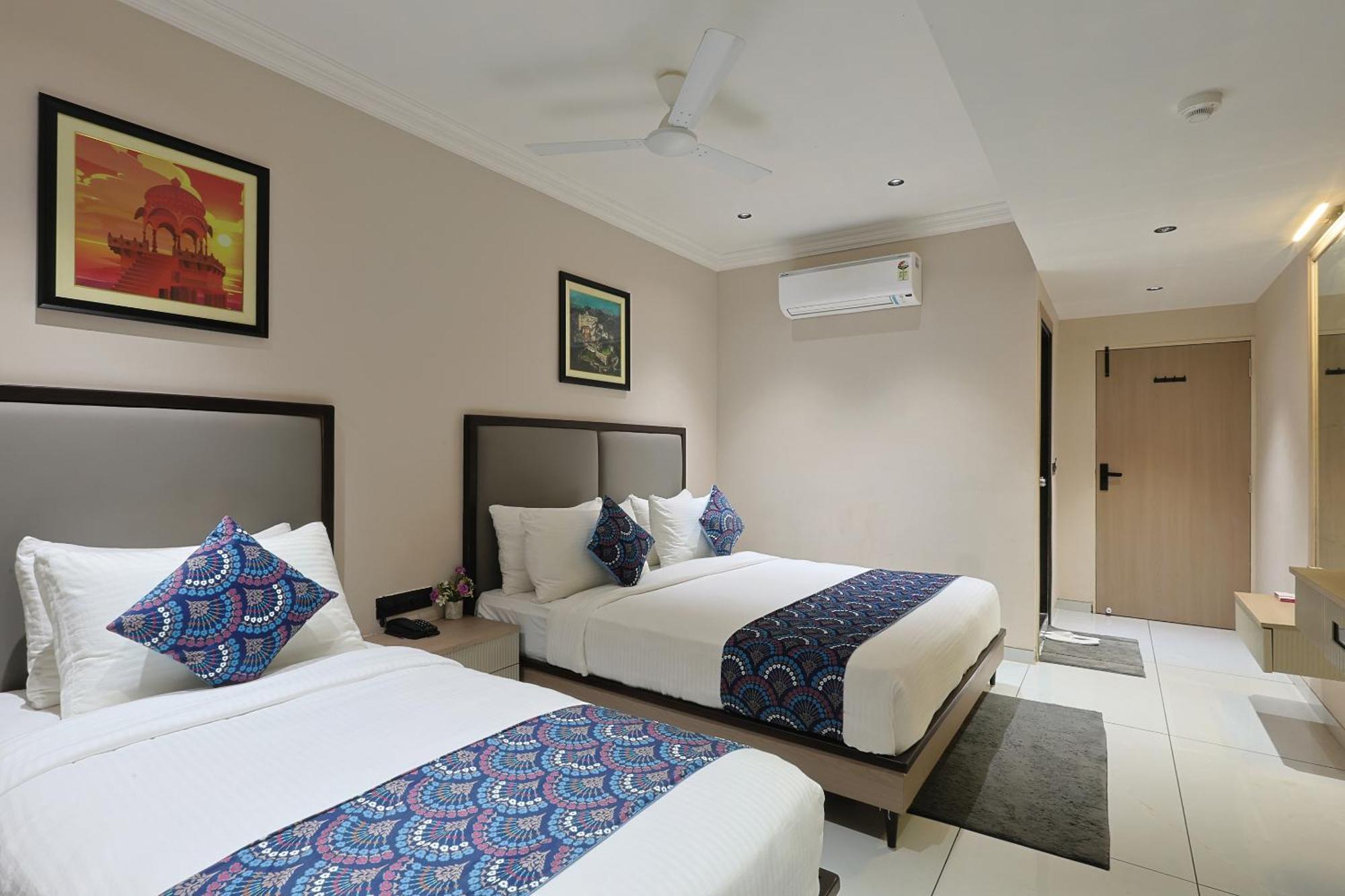 Hotel Royal Town 阿穆达巴 外观 照片