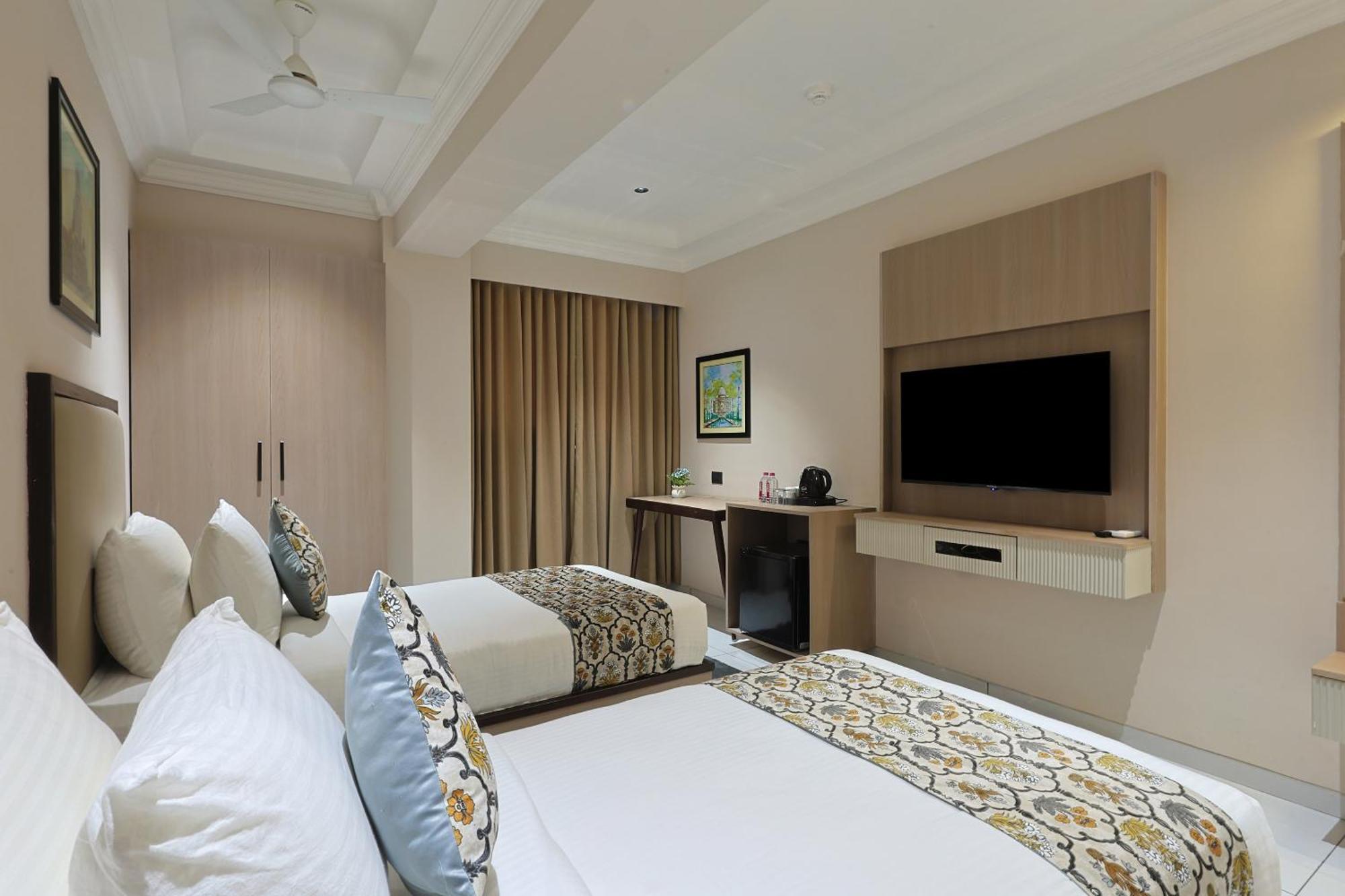 Hotel Royal Town 阿穆达巴 外观 照片