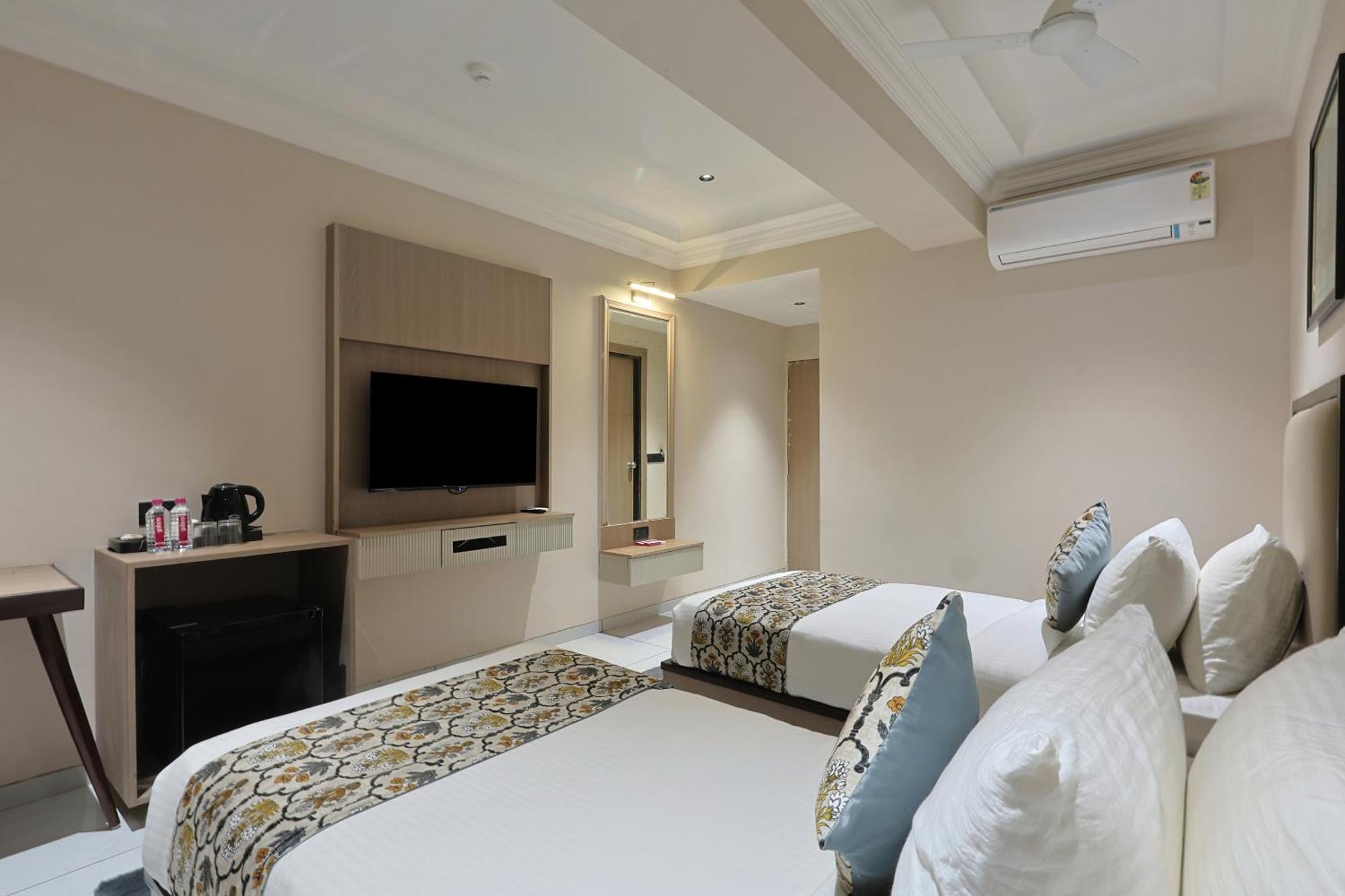 Hotel Royal Town 阿穆达巴 外观 照片