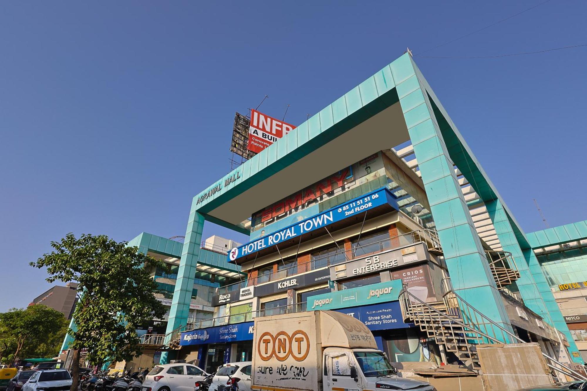Hotel Royal Town 阿穆达巴 外观 照片