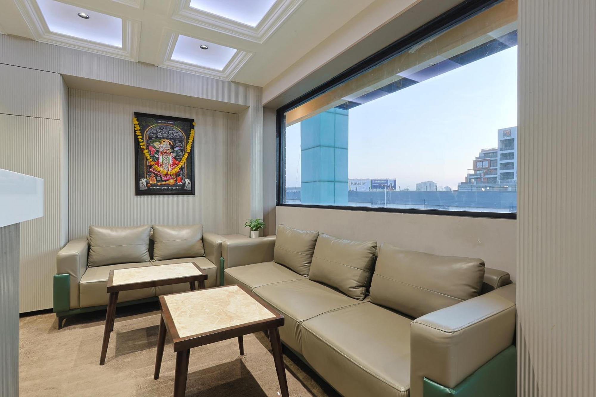 Hotel Royal Town 阿穆达巴 外观 照片