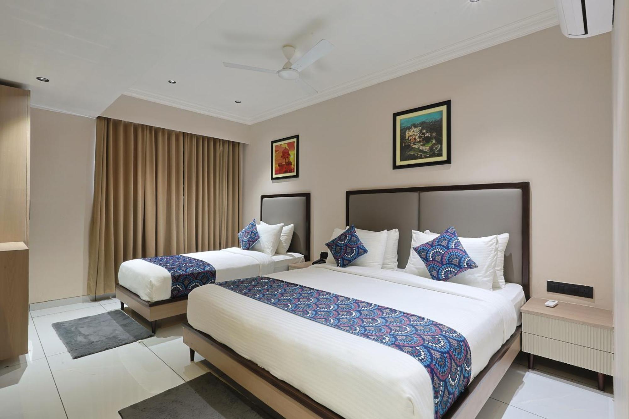 Hotel Royal Town 阿穆达巴 外观 照片