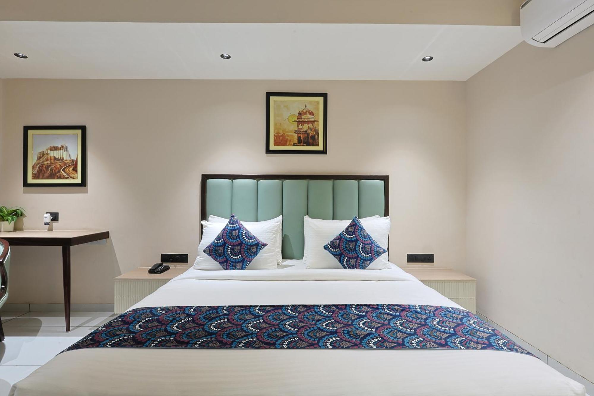 Hotel Royal Town 阿穆达巴 外观 照片