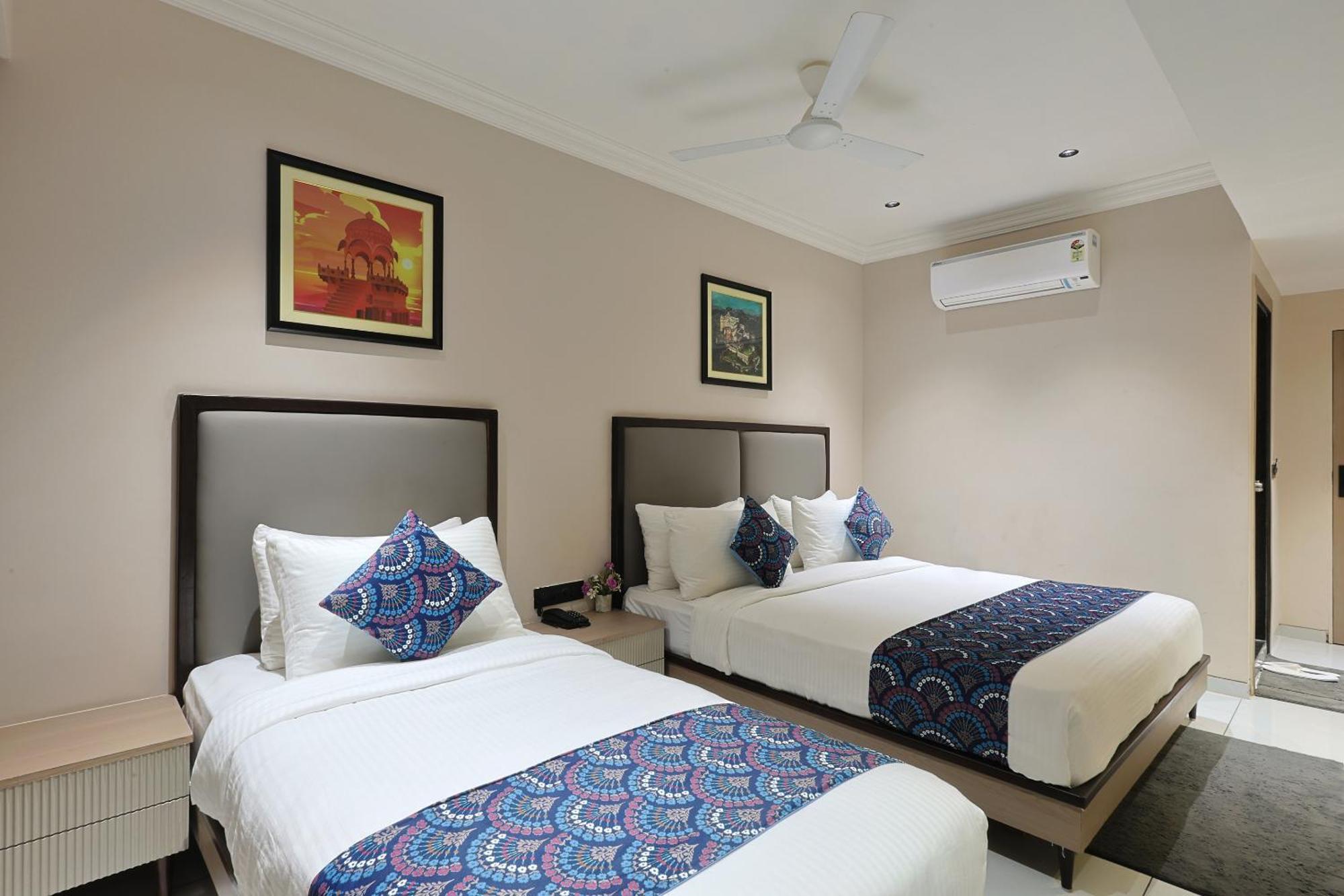 Hotel Royal Town 阿穆达巴 外观 照片