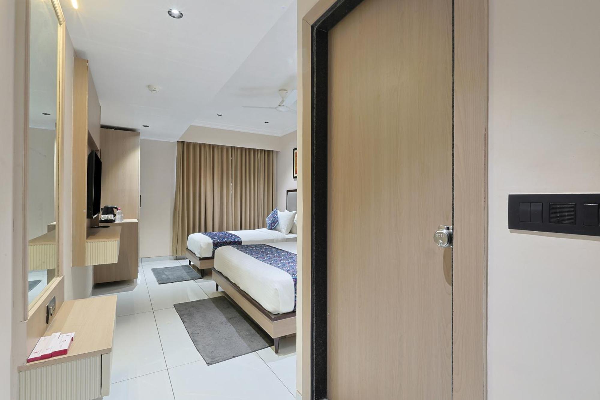 Hotel Royal Town 阿穆达巴 外观 照片