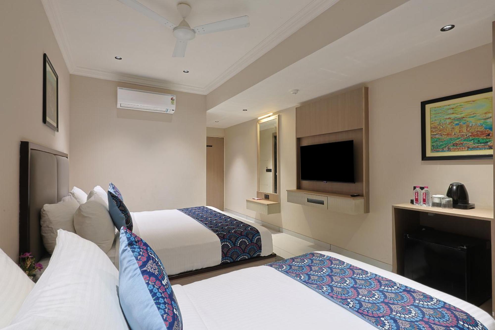Hotel Royal Town 阿穆达巴 外观 照片