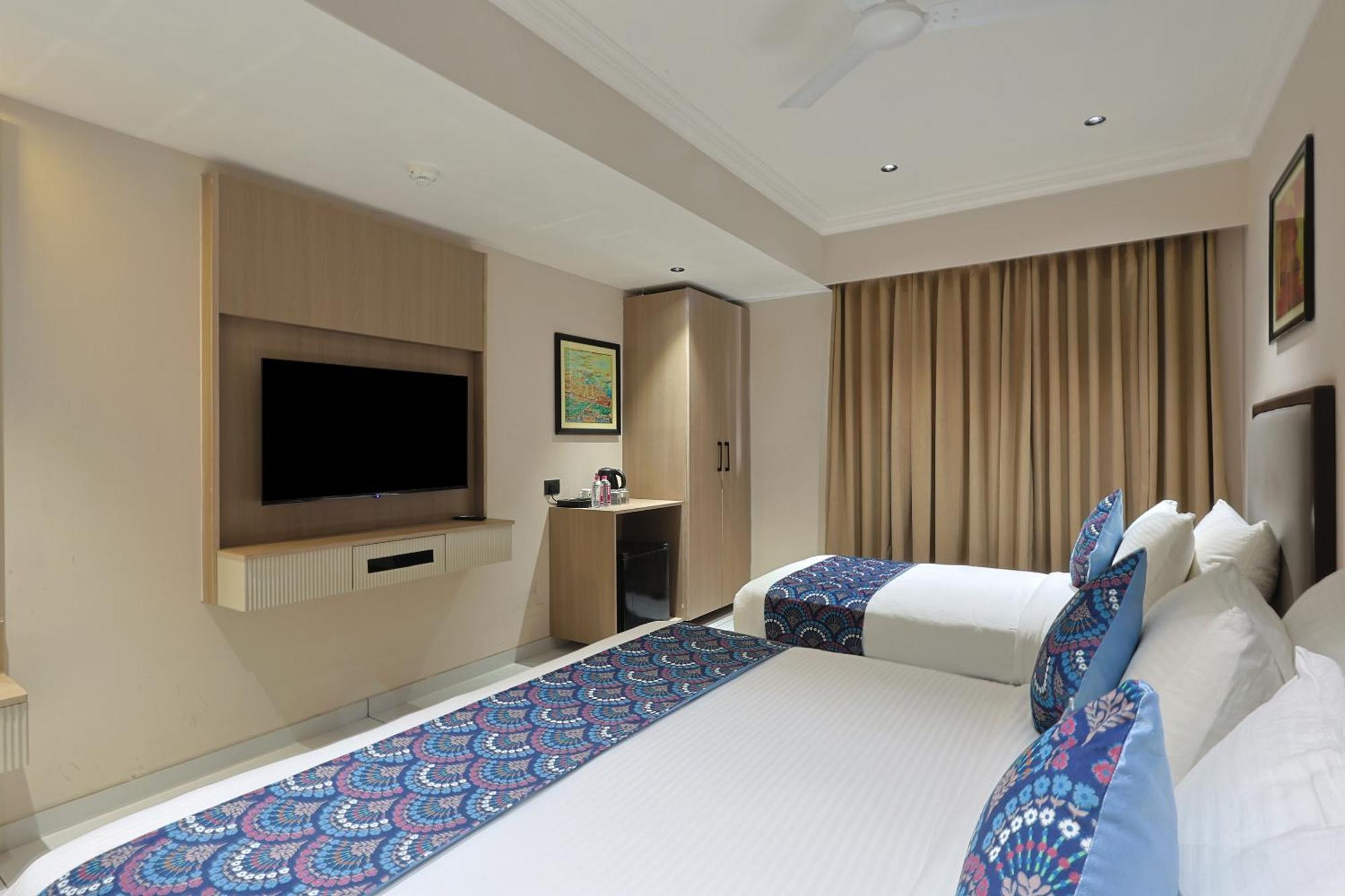 Hotel Royal Town 阿穆达巴 外观 照片