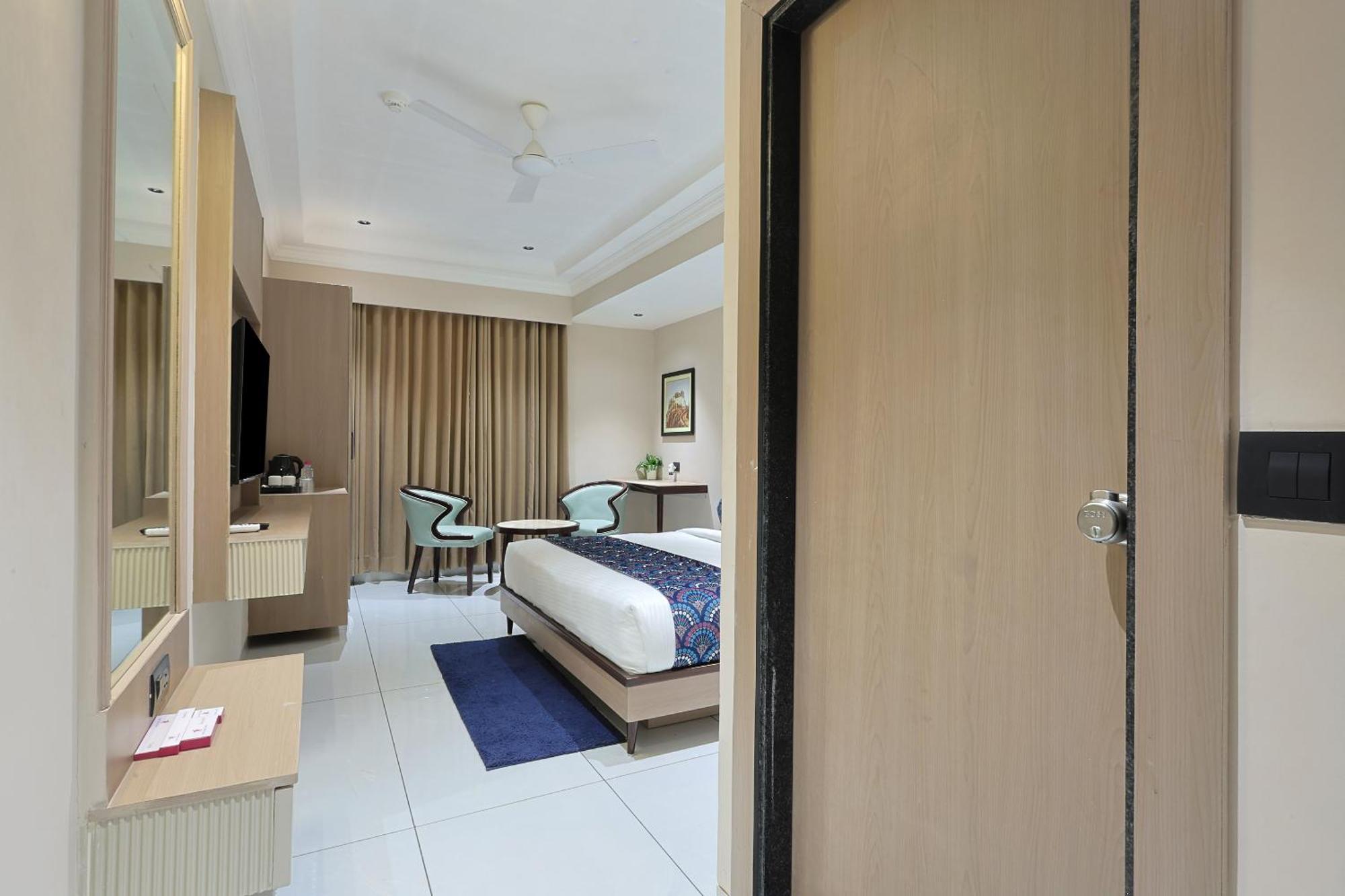 Hotel Royal Town 阿穆达巴 外观 照片