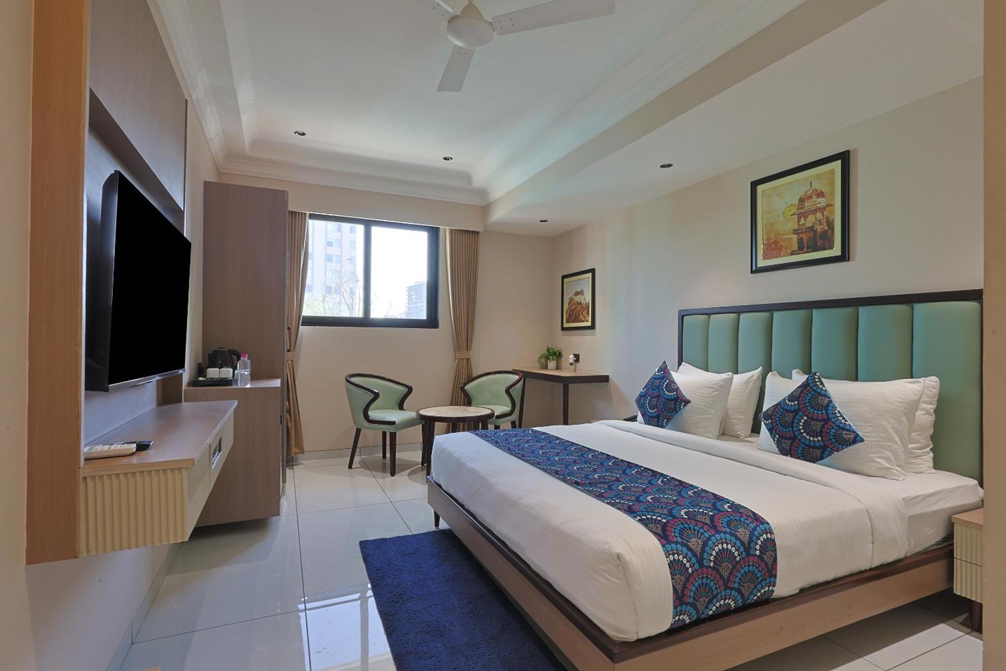 Hotel Royal Town 阿穆达巴 外观 照片