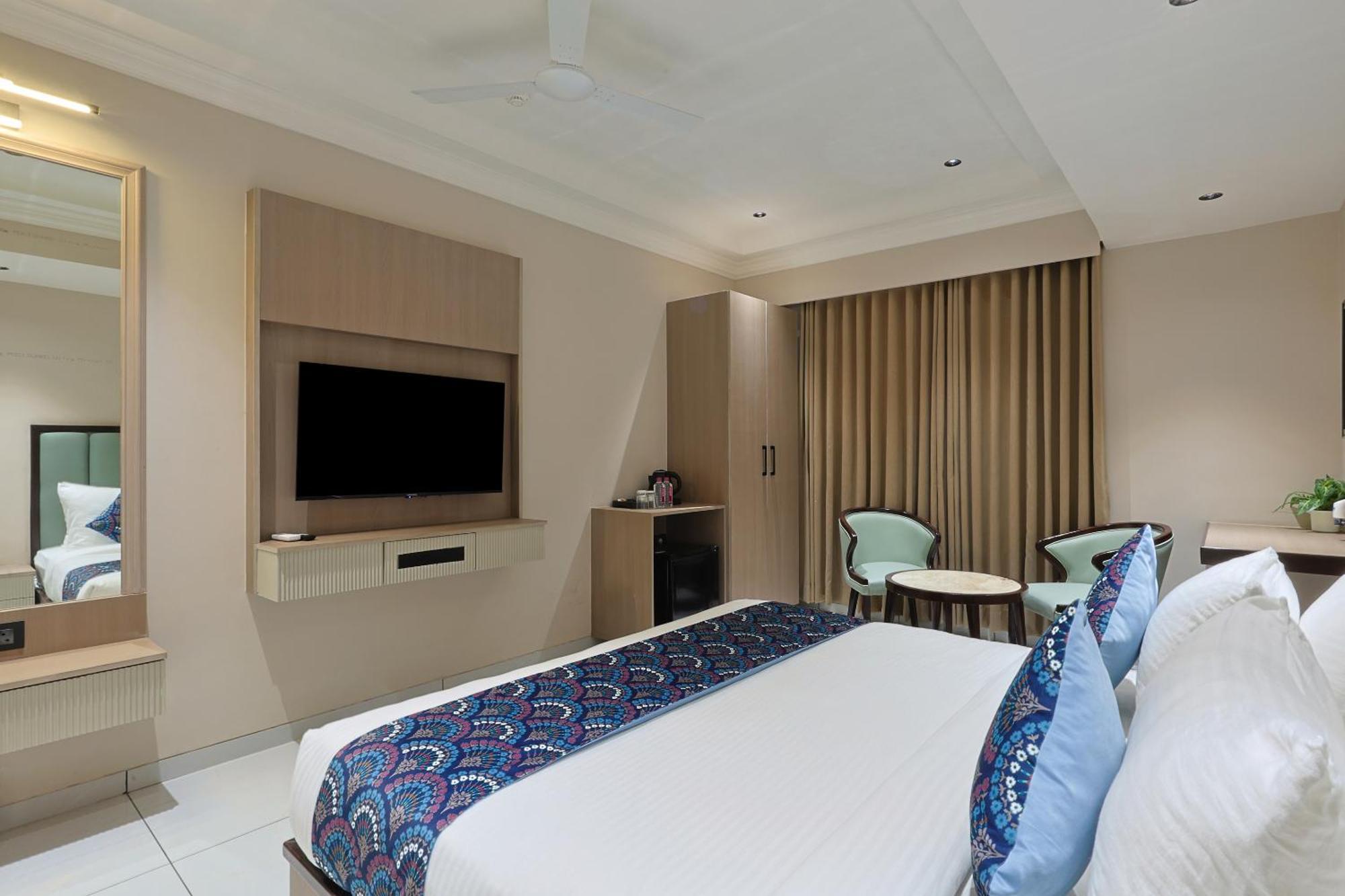 Hotel Royal Town 阿穆达巴 外观 照片