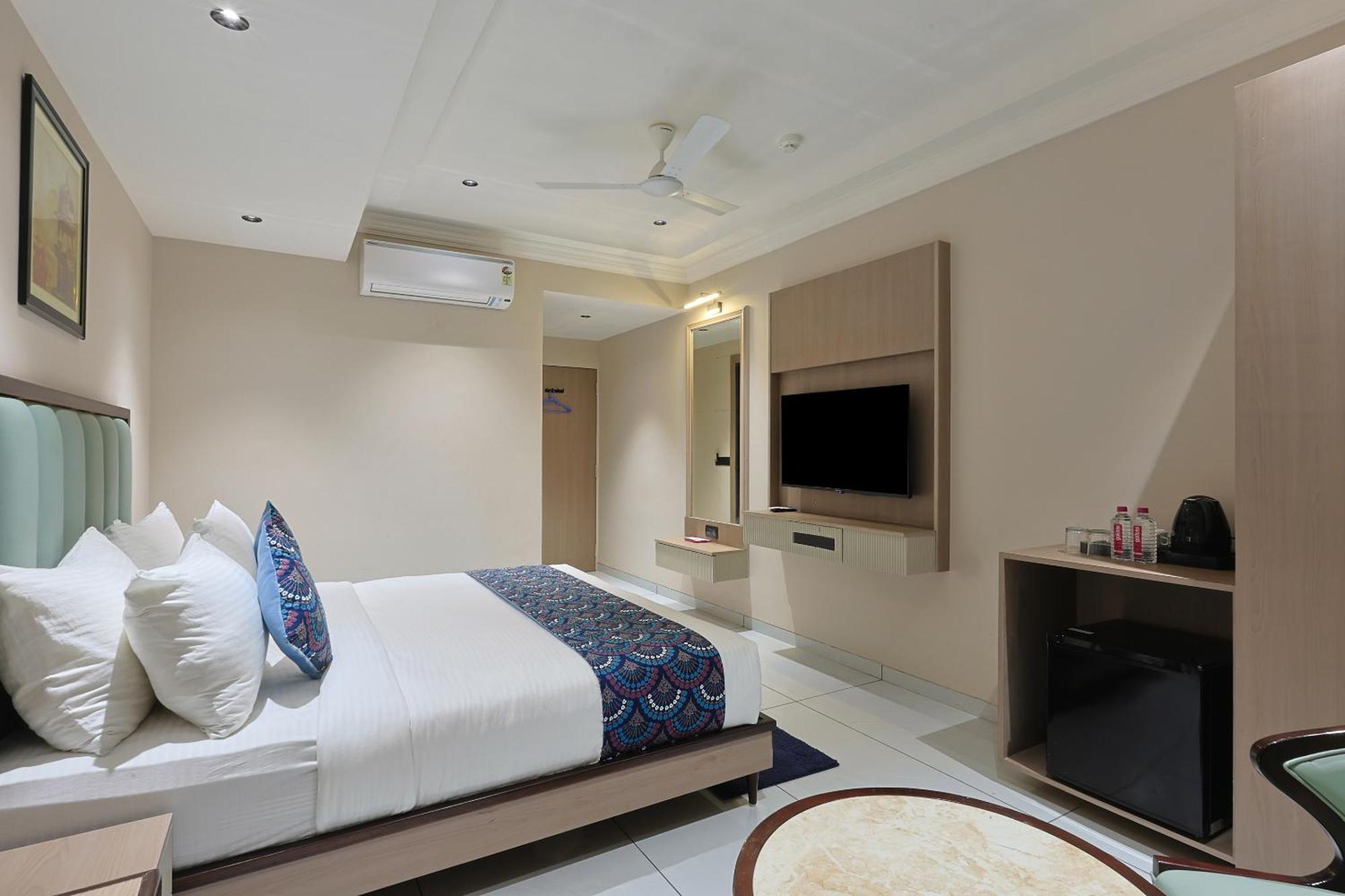 Hotel Royal Town 阿穆达巴 外观 照片